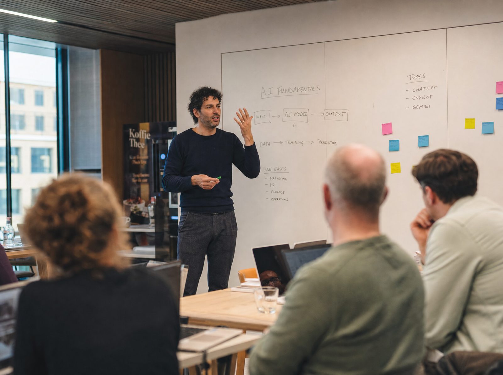 Medewerkers van verschillende afdelingen volgen samen een AI-training