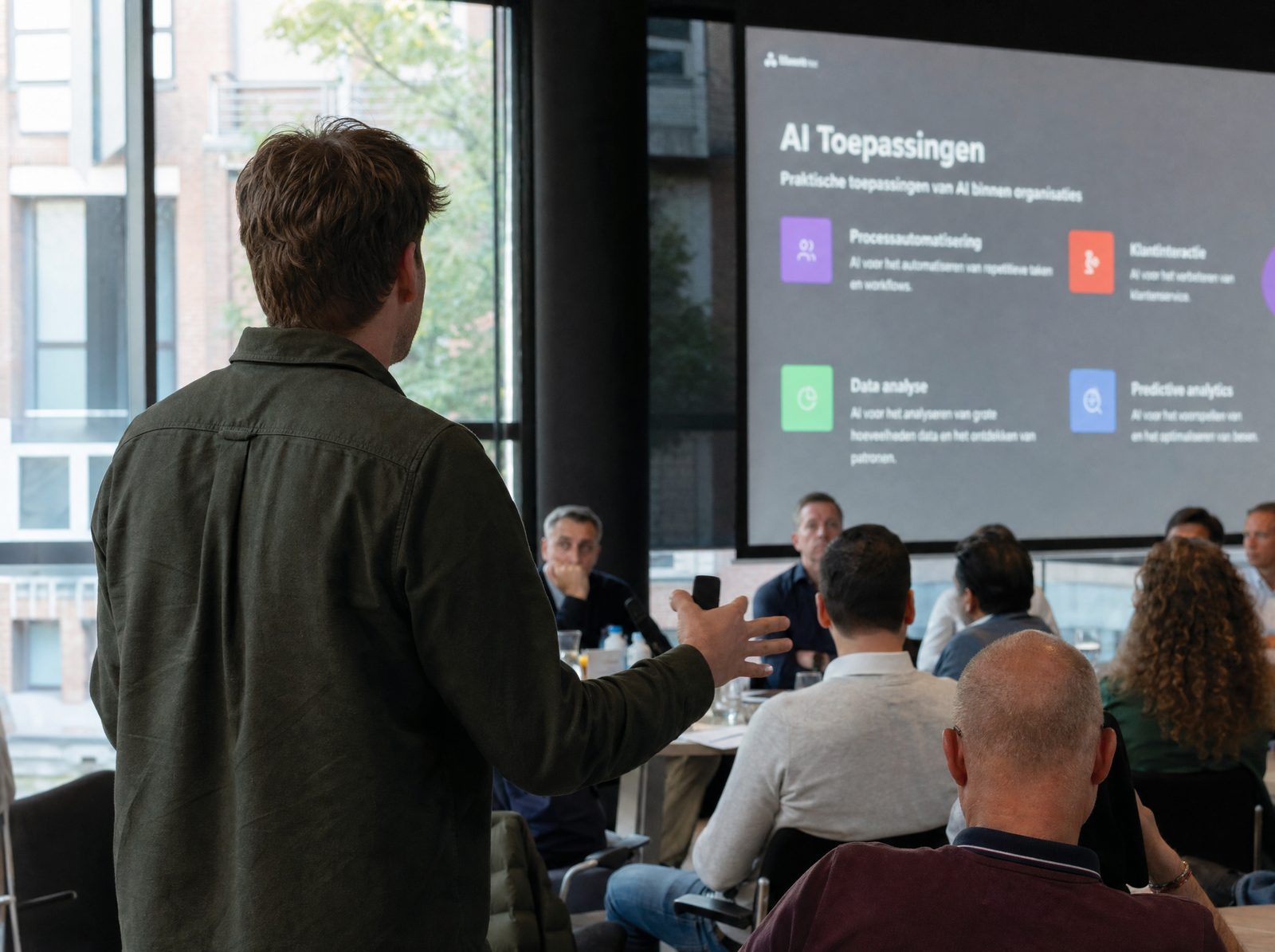 Trainer geeft een AI-workshop aan een groep professionals