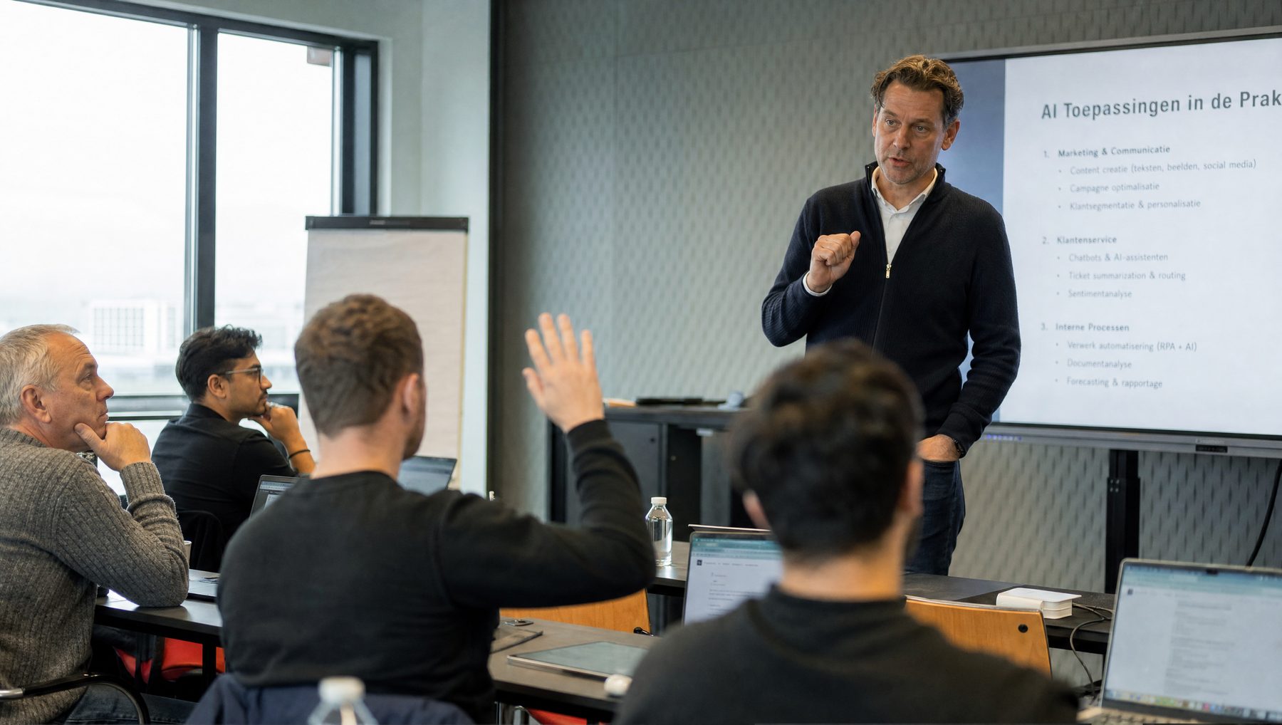 Klassikale AI-training met trainer en kleine groep vakgenoten