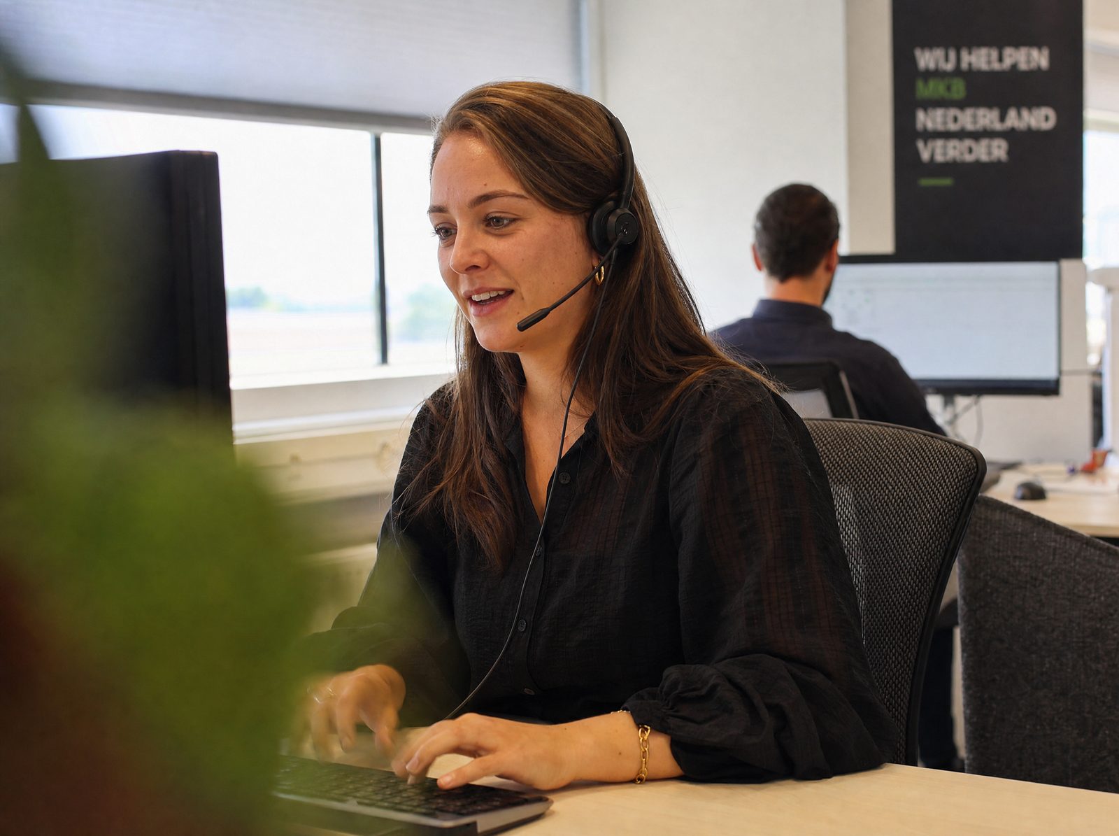 Servicedesk-medewerker van Train AI Now beantwoordt een vraag