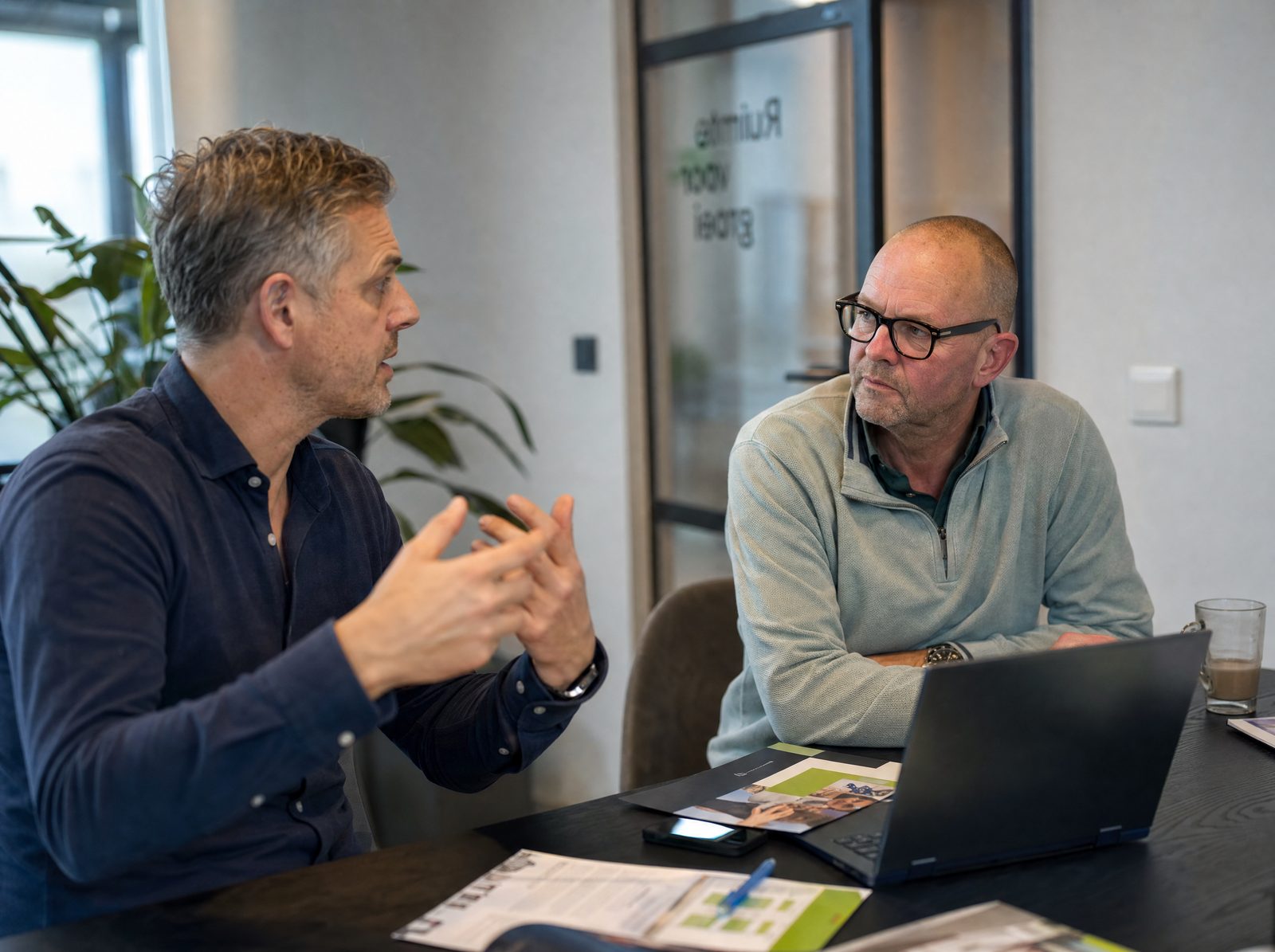 Trainer-consultants van Train AI Now in overleg op kantoor