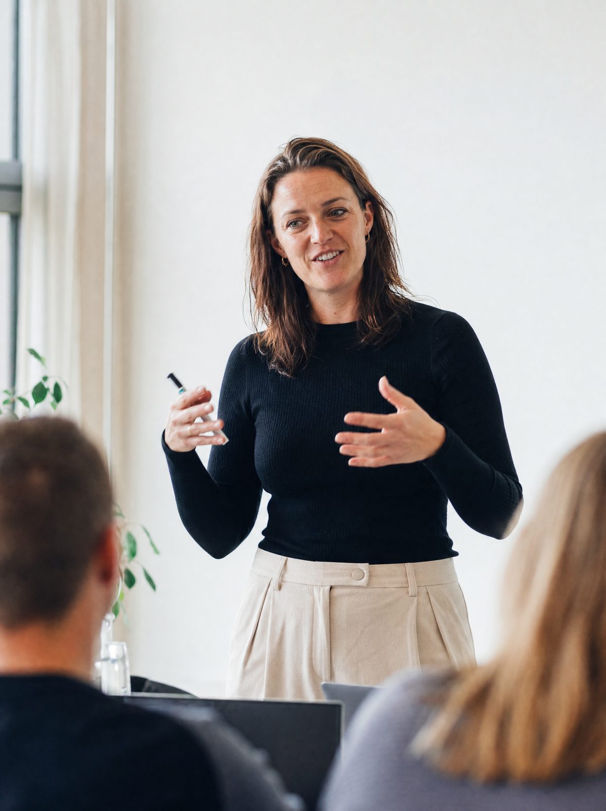 Trainer-consultant geeft een AI-training aan een groep